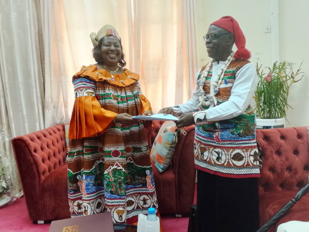 SWECC President Handing Memo / Aide Mémoire to Queen Dr Bertha Ndoh Bakata